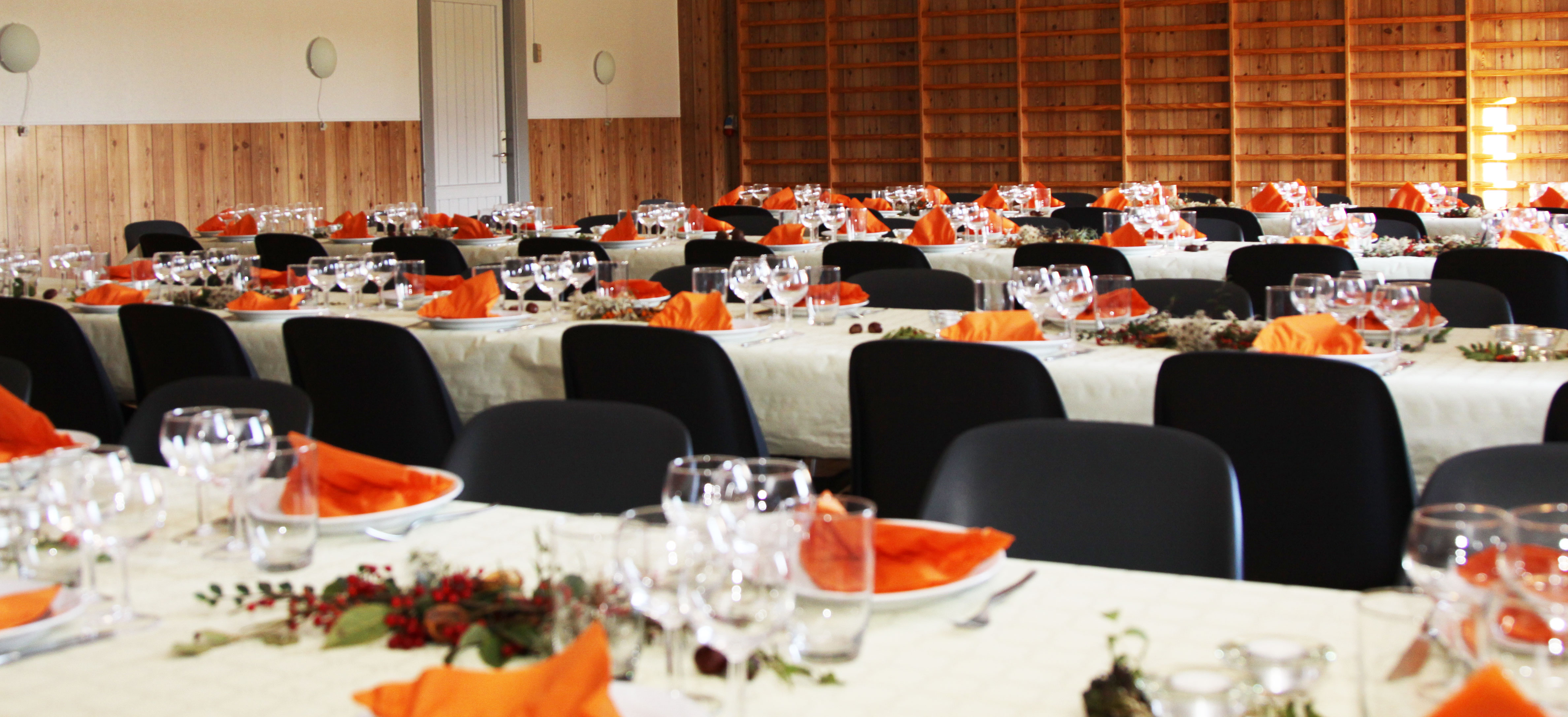 Brund forsamlingshus salen med bord opstillet